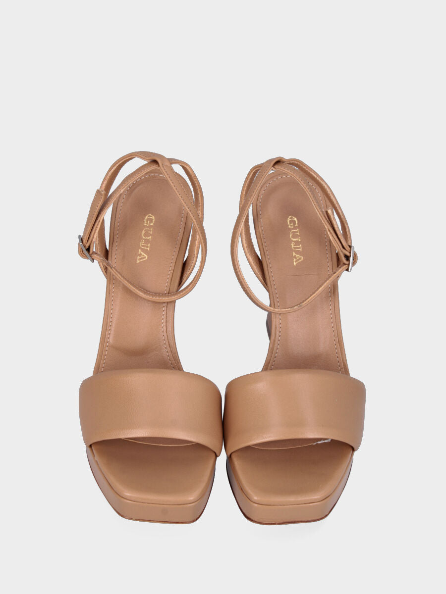 Sandalo beige in pelle con fascetta bombata e plateau