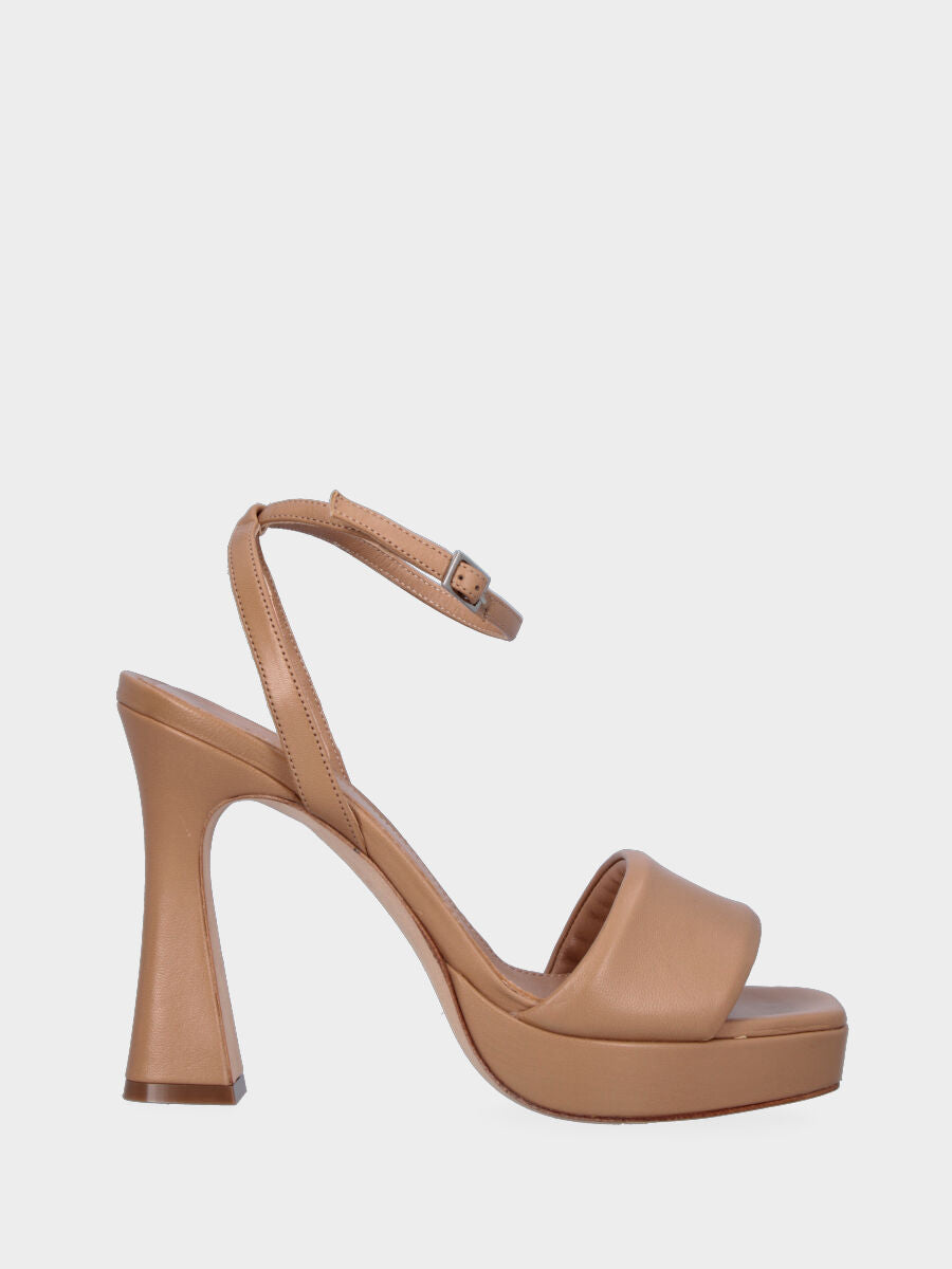 Sandalo beige in pelle con fascetta bombata e plateau