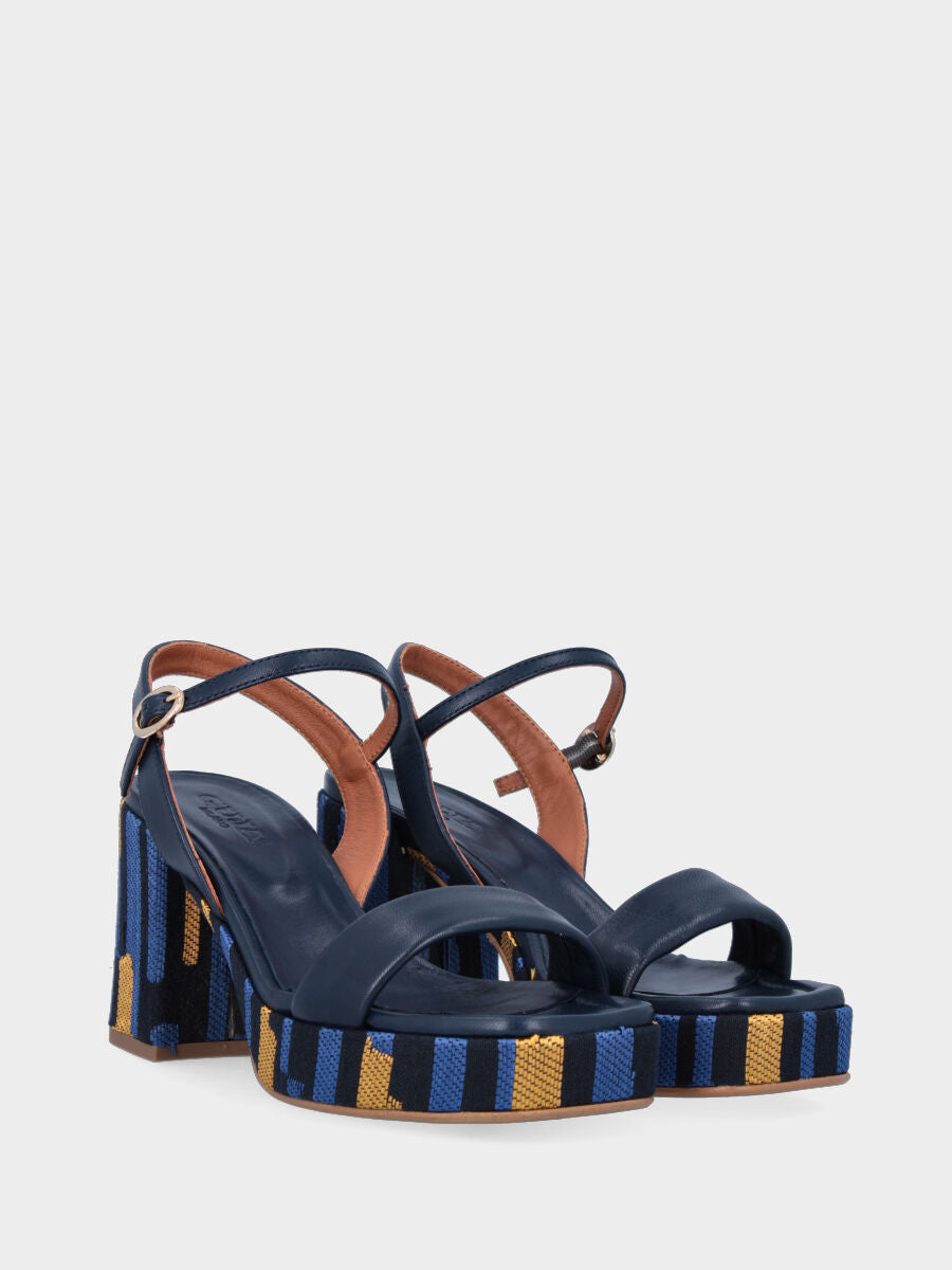 Sandalo blu in pelle con tacco fasciato in tessuto multicolor