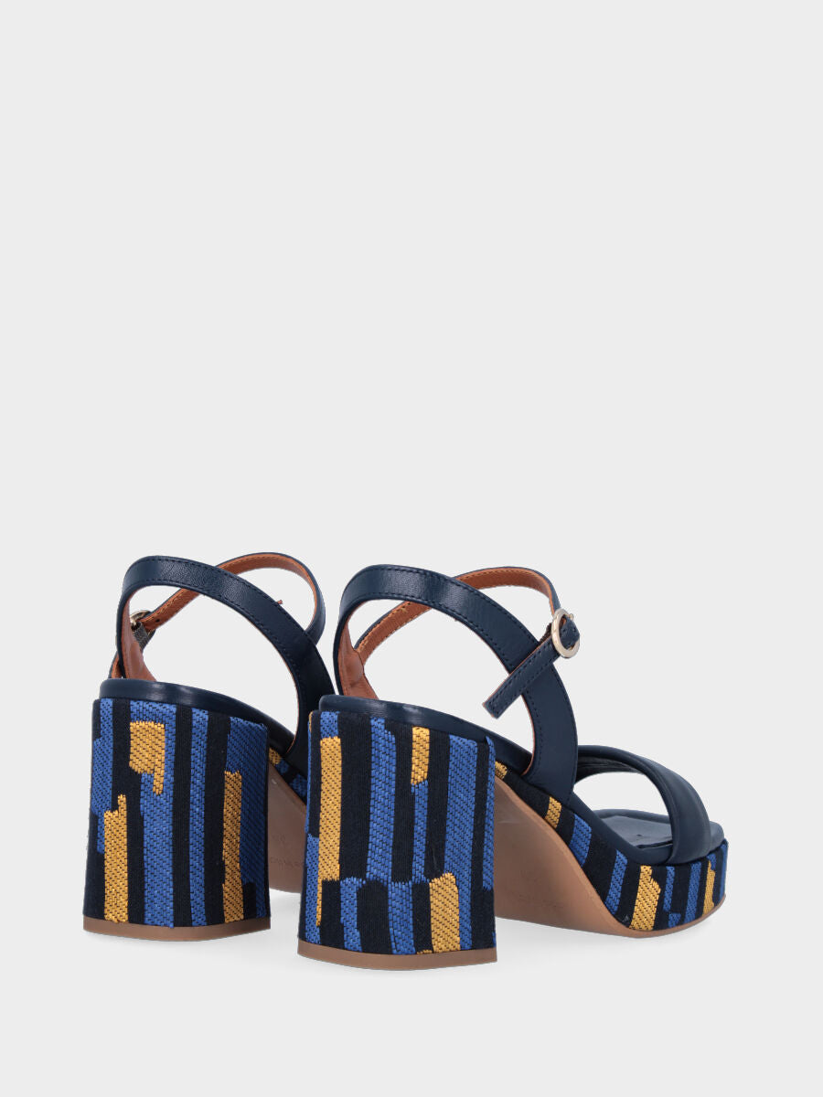 Sandalo blu in pelle con tacco fasciato in tessuto multicolor