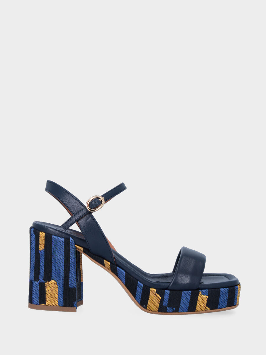 Sandalo blu in pelle con tacco fasciato in tessuto multicolor