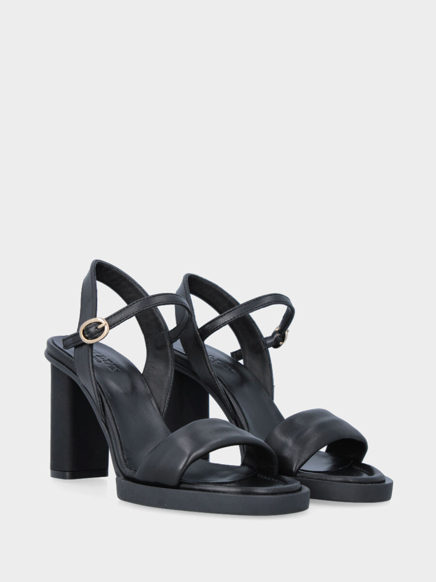 Sandalo nero in pelle con fascia