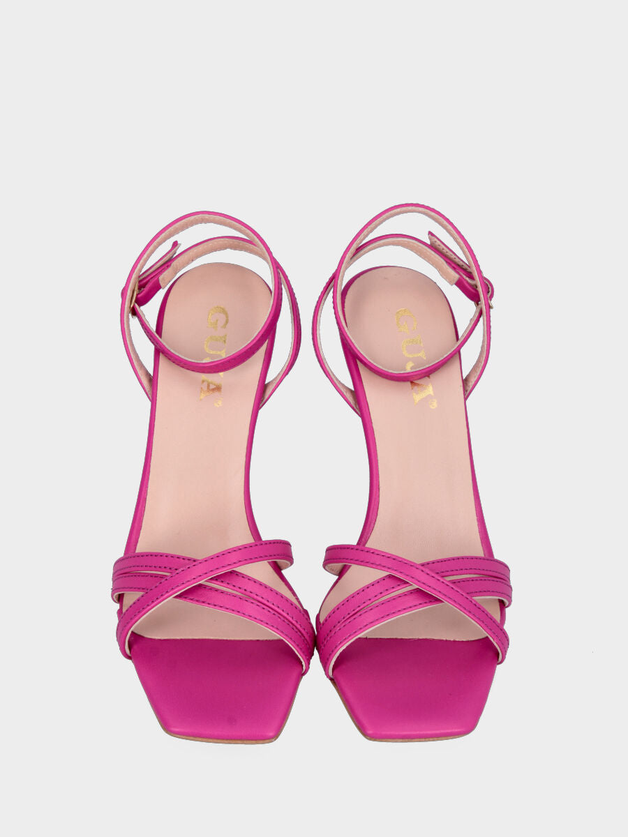 Sandale fuchsia en cuir avec brides croisées