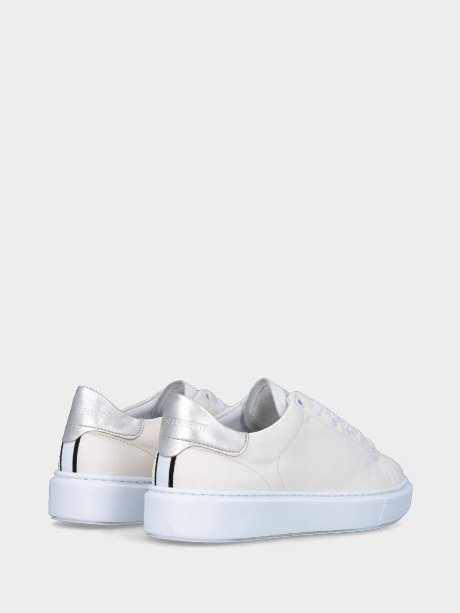 Sneaker bianca in pelle con dettagli logati