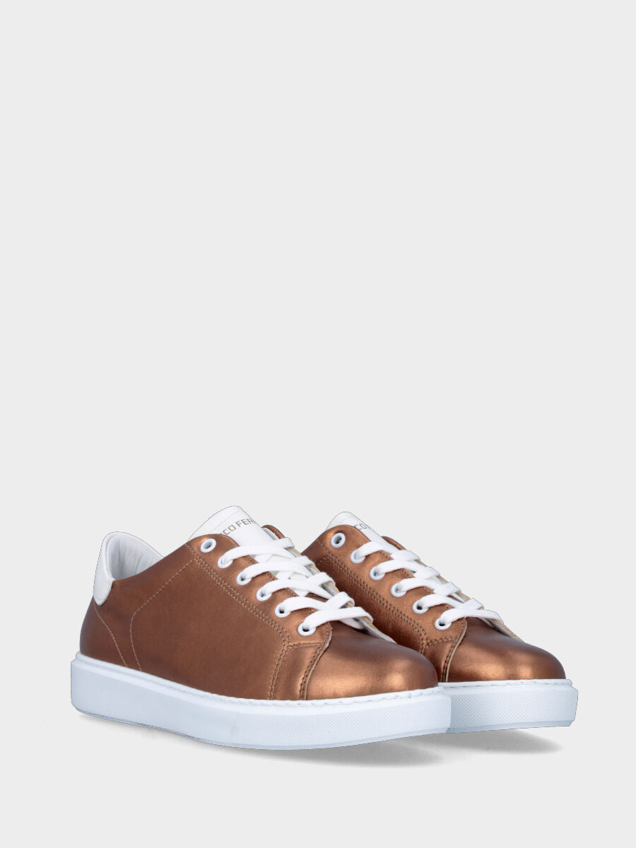 Sneaker marrone in pelle con dettagli a contrasto