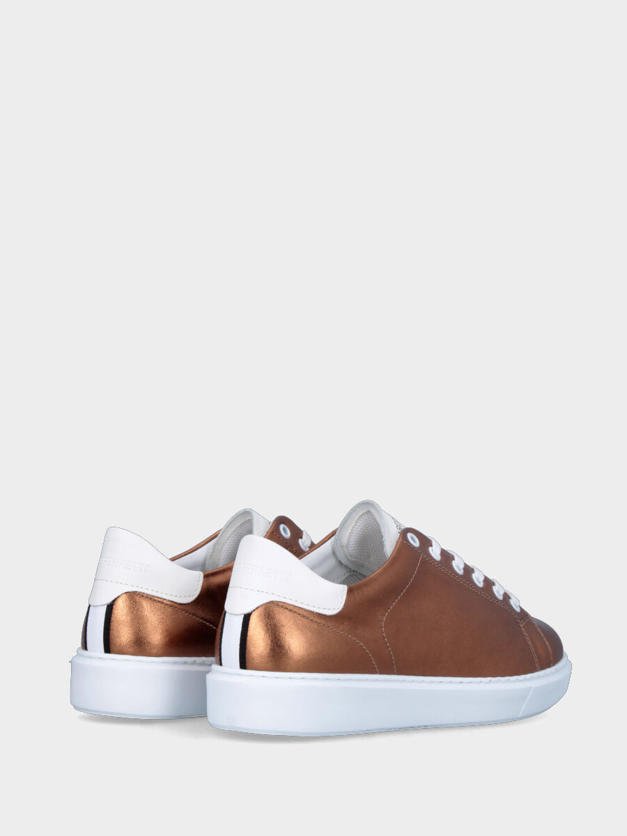 Sneaker marrone in pelle con dettagli a contrasto