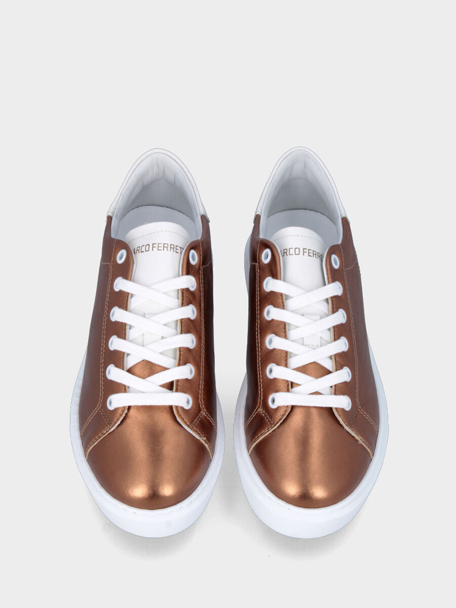 Sneaker marrone in pelle con dettagli a contrasto