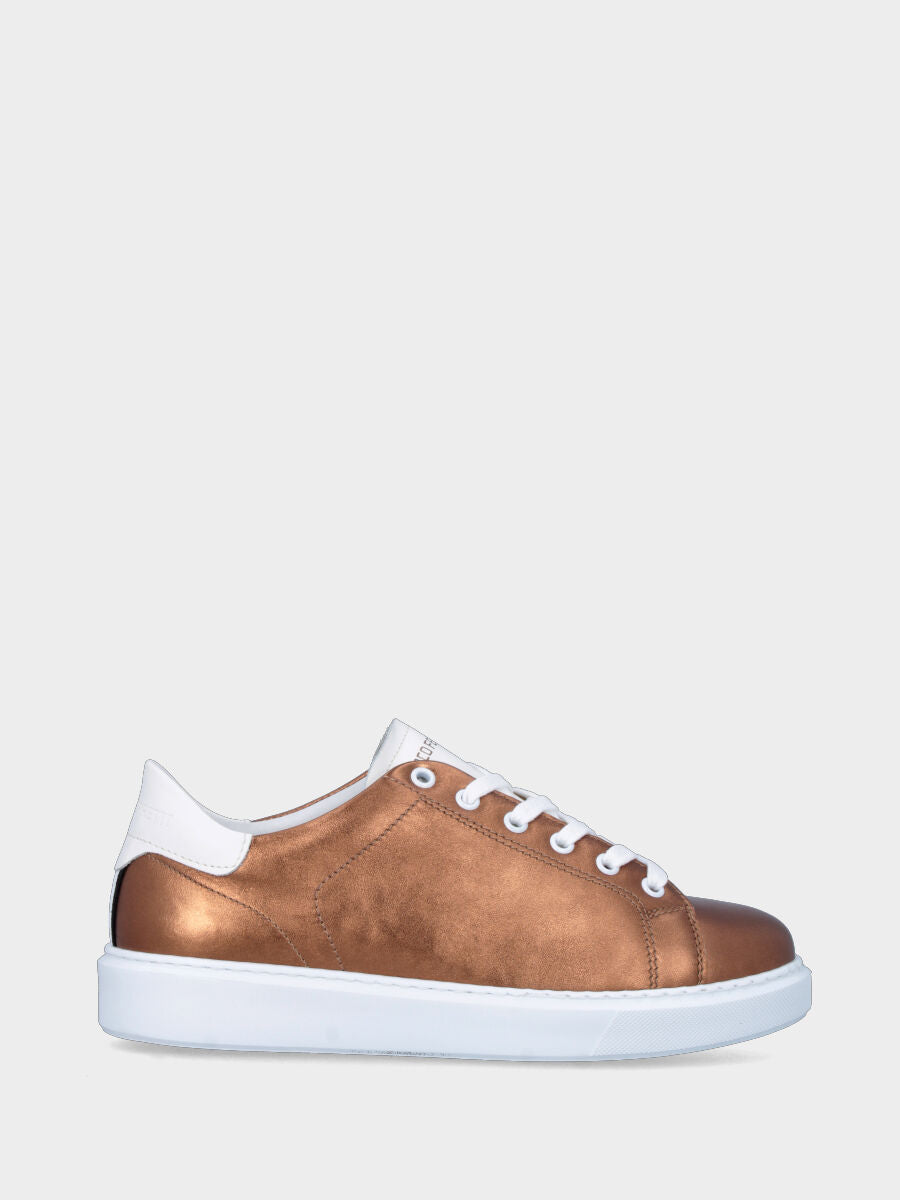Sneaker marrone in pelle con dettagli a contrasto