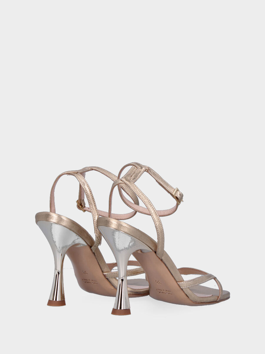 Goldfarbenes laminiertes Sandalen mit Riemchen