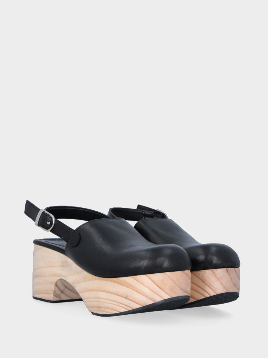 Zoccolo a sabot nero in pelle con cinturino al tallone