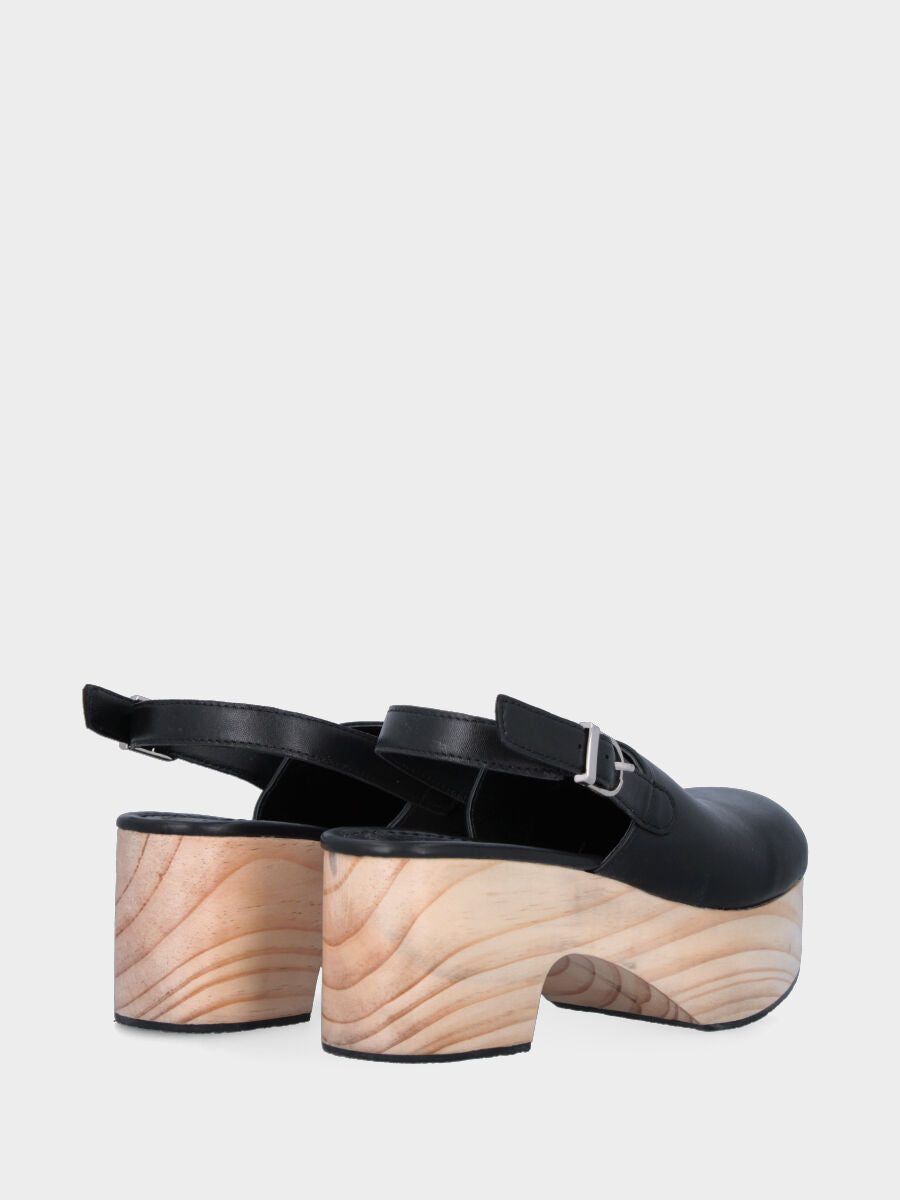 Schwarzer Clog aus Leder mit Fersenriemen