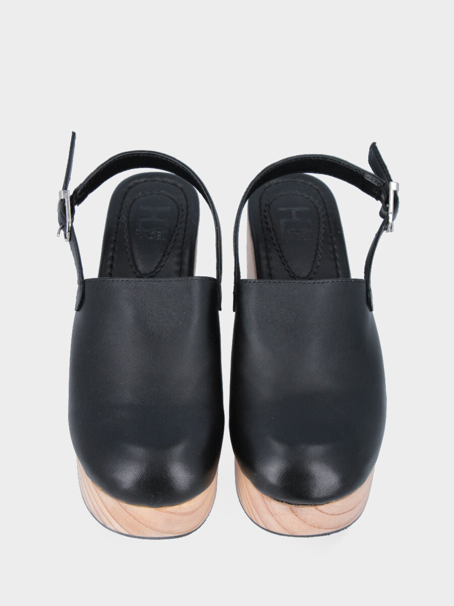 Schwarzer Clog aus Leder mit Fersenriemen