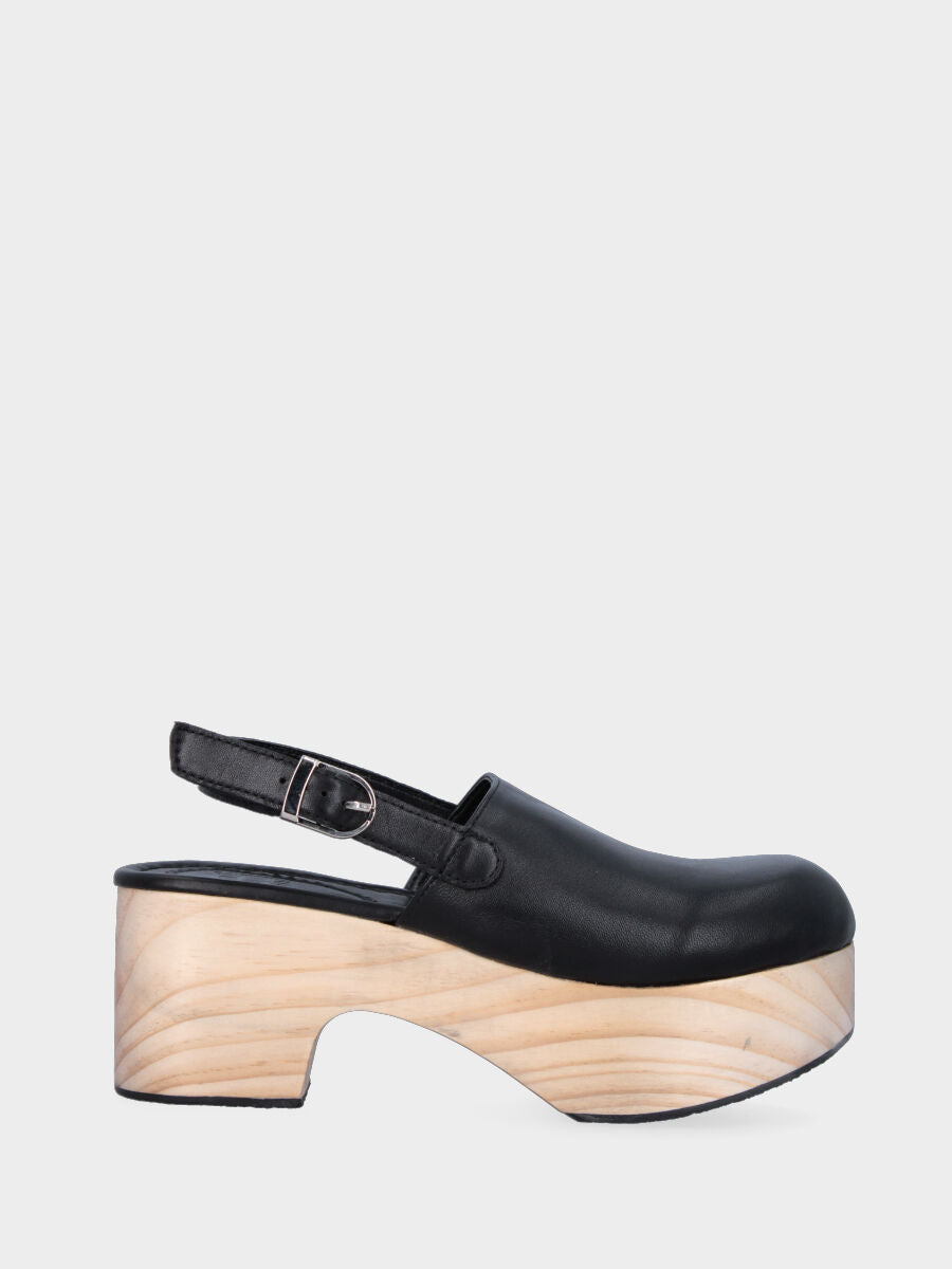 Schwarzer Clog aus Leder mit Fersenriemen