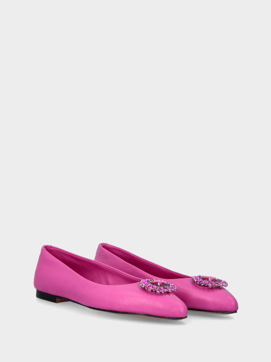 Ballerina in Fuchsia-Leder mit Kristallstein-Accessoire