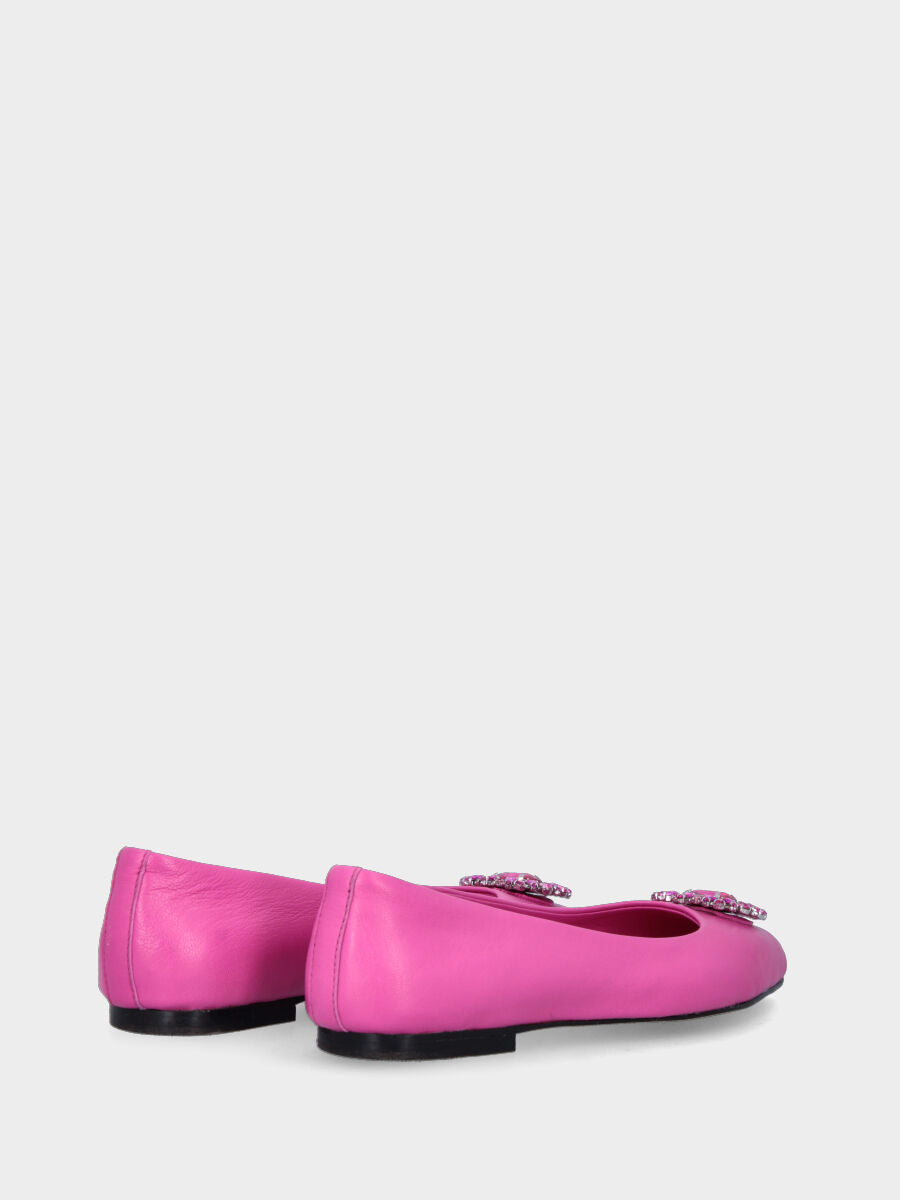 Ballerina in Fuchsia-Leder mit Kristallstein-Accessoire