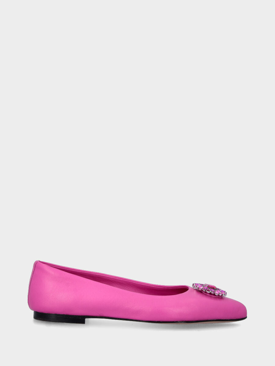 Ballerina in Fuchsia-Leder mit Kristallstein-Accessoire