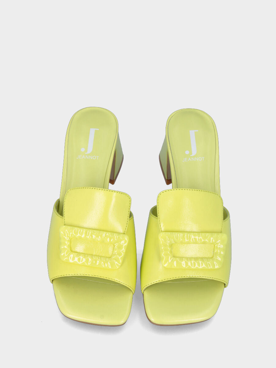 Ciabattina giallo acido in pelle con bottone rettangolare