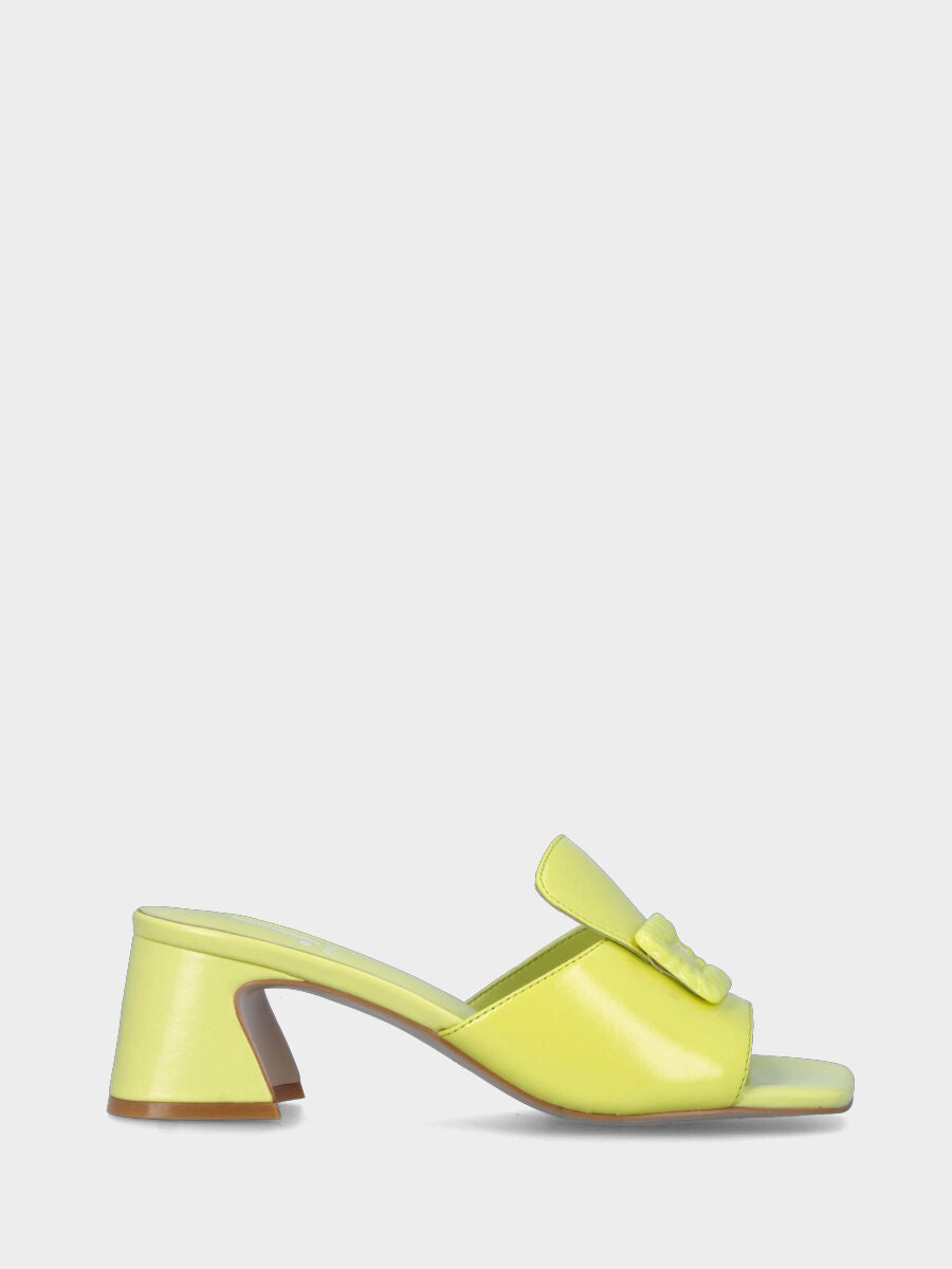 Ciabattina giallo acido in pelle con bottone rettangolare
