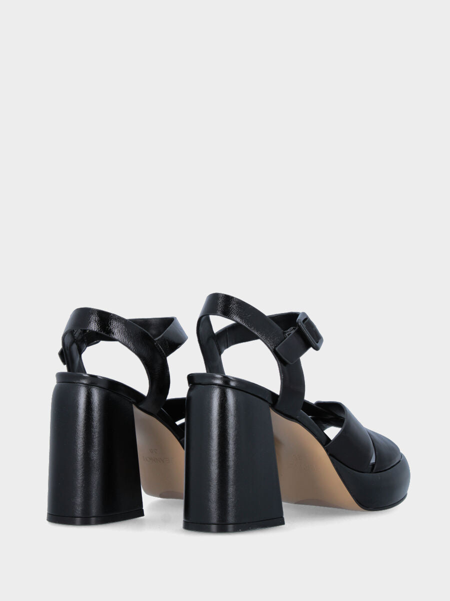 Sandale à talon noire en cuir avec brides croisées