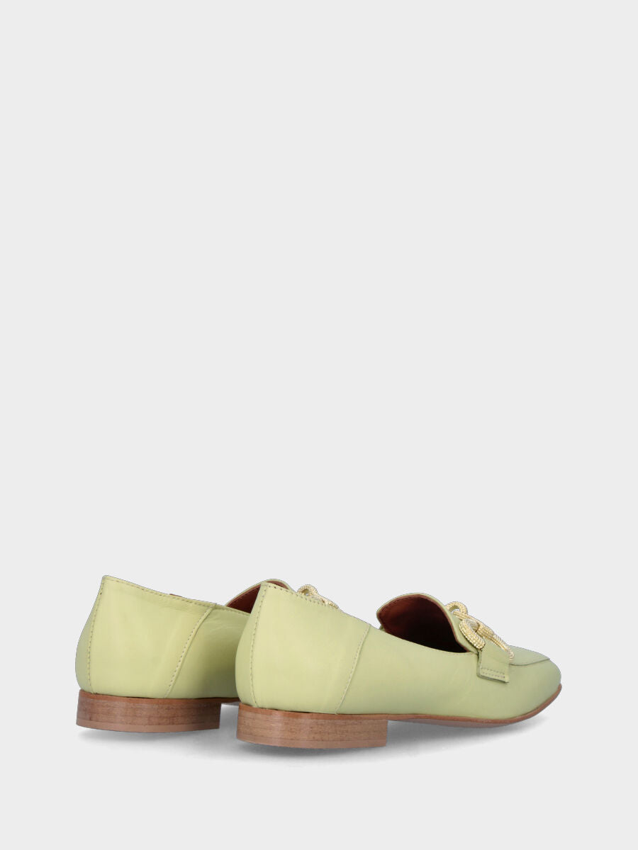 Mocassino verde acid in pelle con morsetto oro