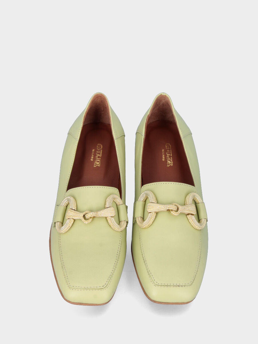 Mocassino verde acid in pelle con morsetto oro