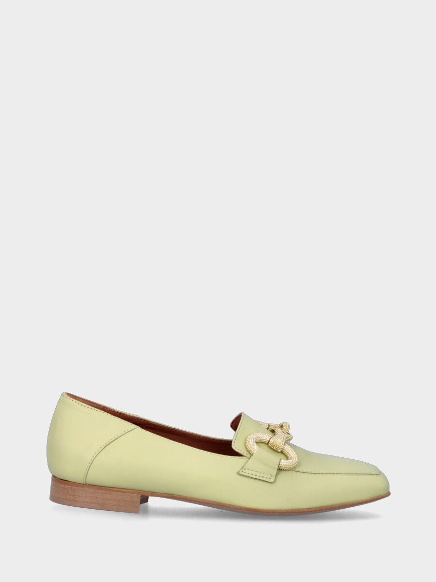 Mocassino verde acid in pelle con morsetto oro