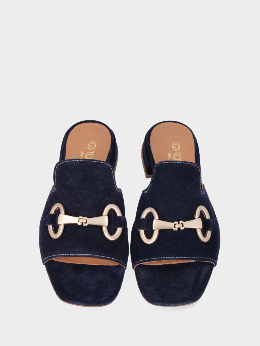 Ciabattina bleue en cuir avec pince métallique