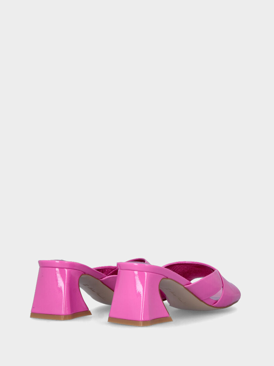 Sandalo monoblocco in vitello rosso con fascia ripiegata