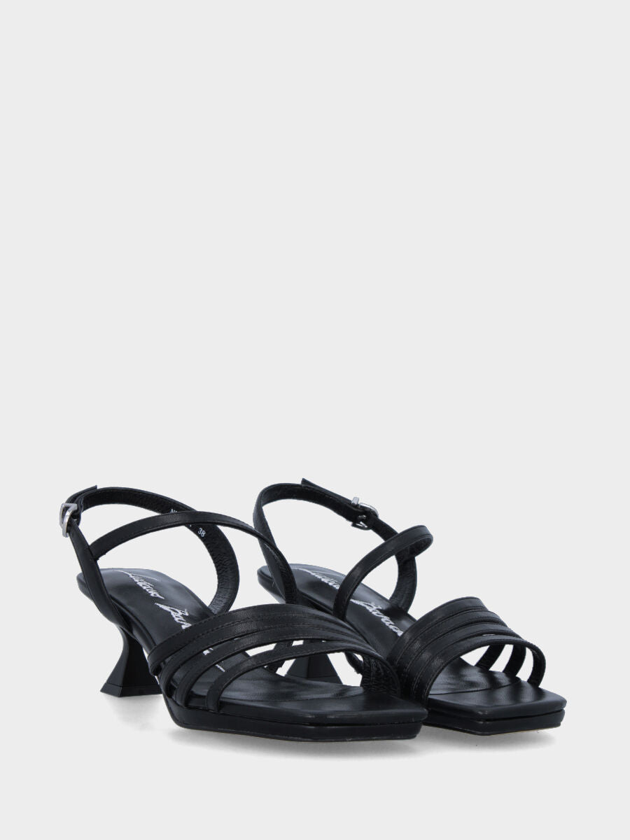 Sandalo nero in pelle con fascette