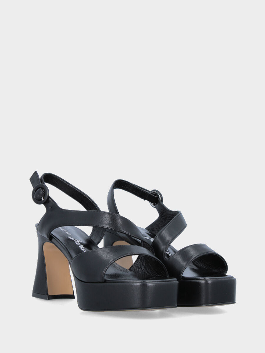 Sandalo nero in pelle con fascia