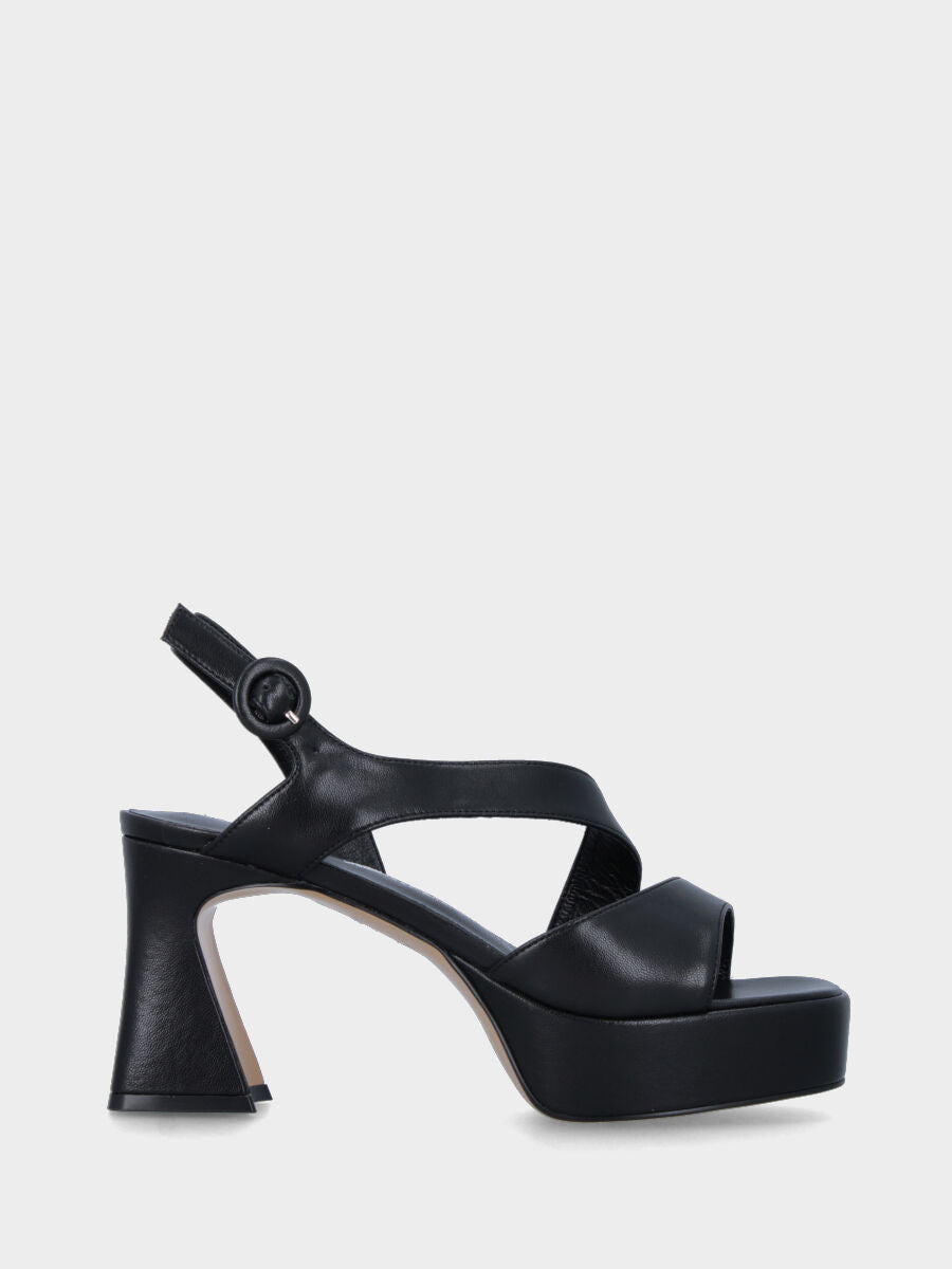 Sandalo nero in pelle con fascia