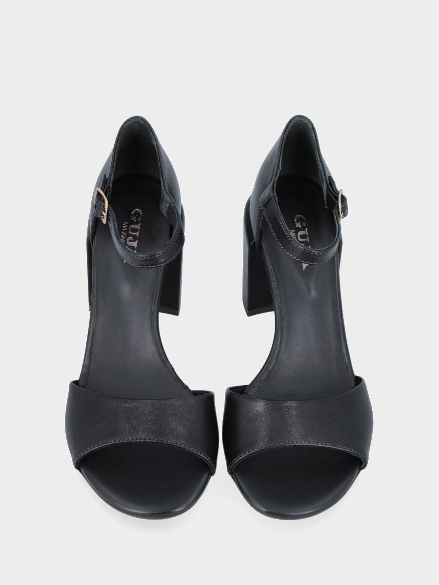 Sandalo nero in pelle con fascia