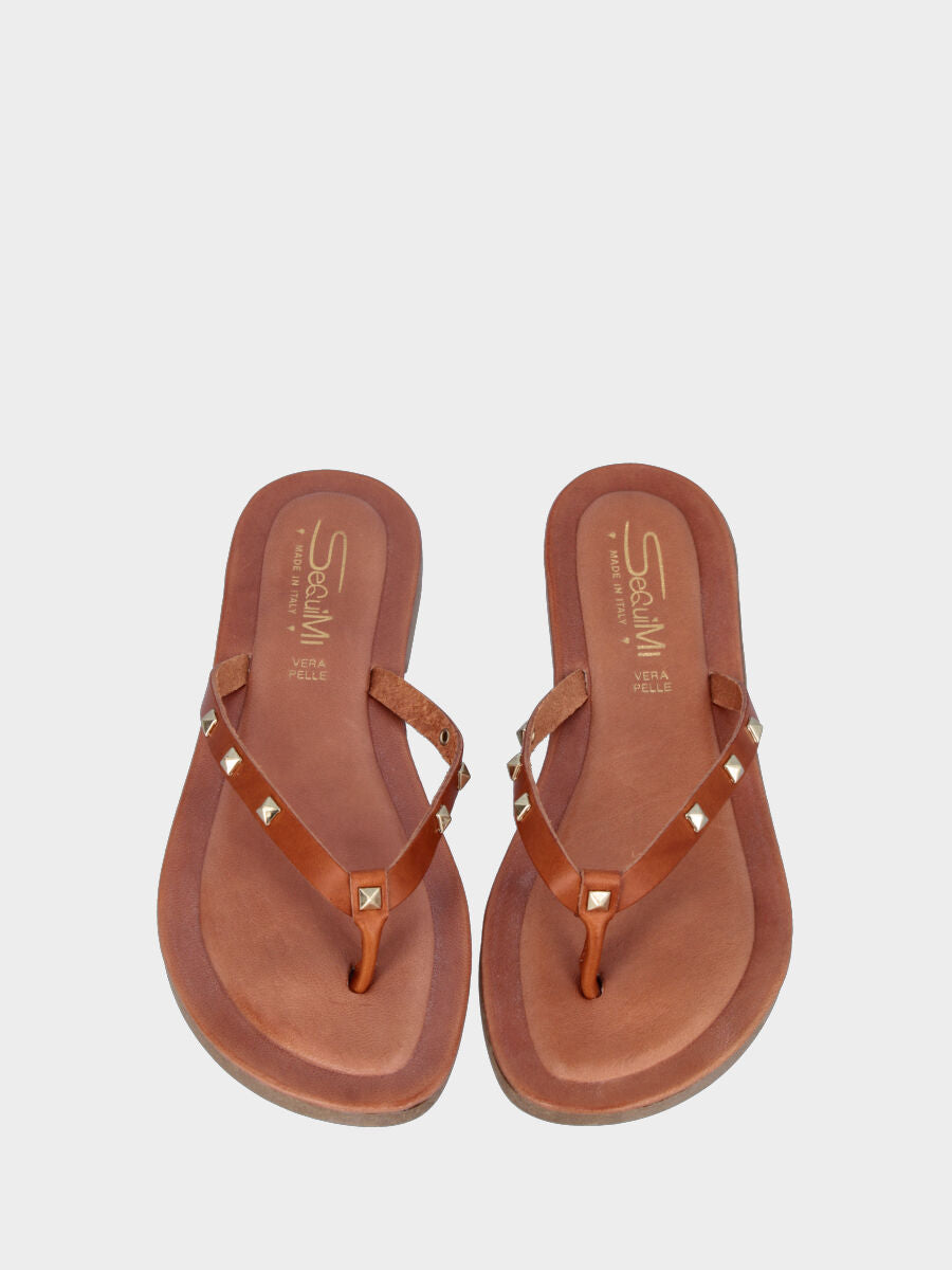 Ciabattina marrone in pelle con borchiette