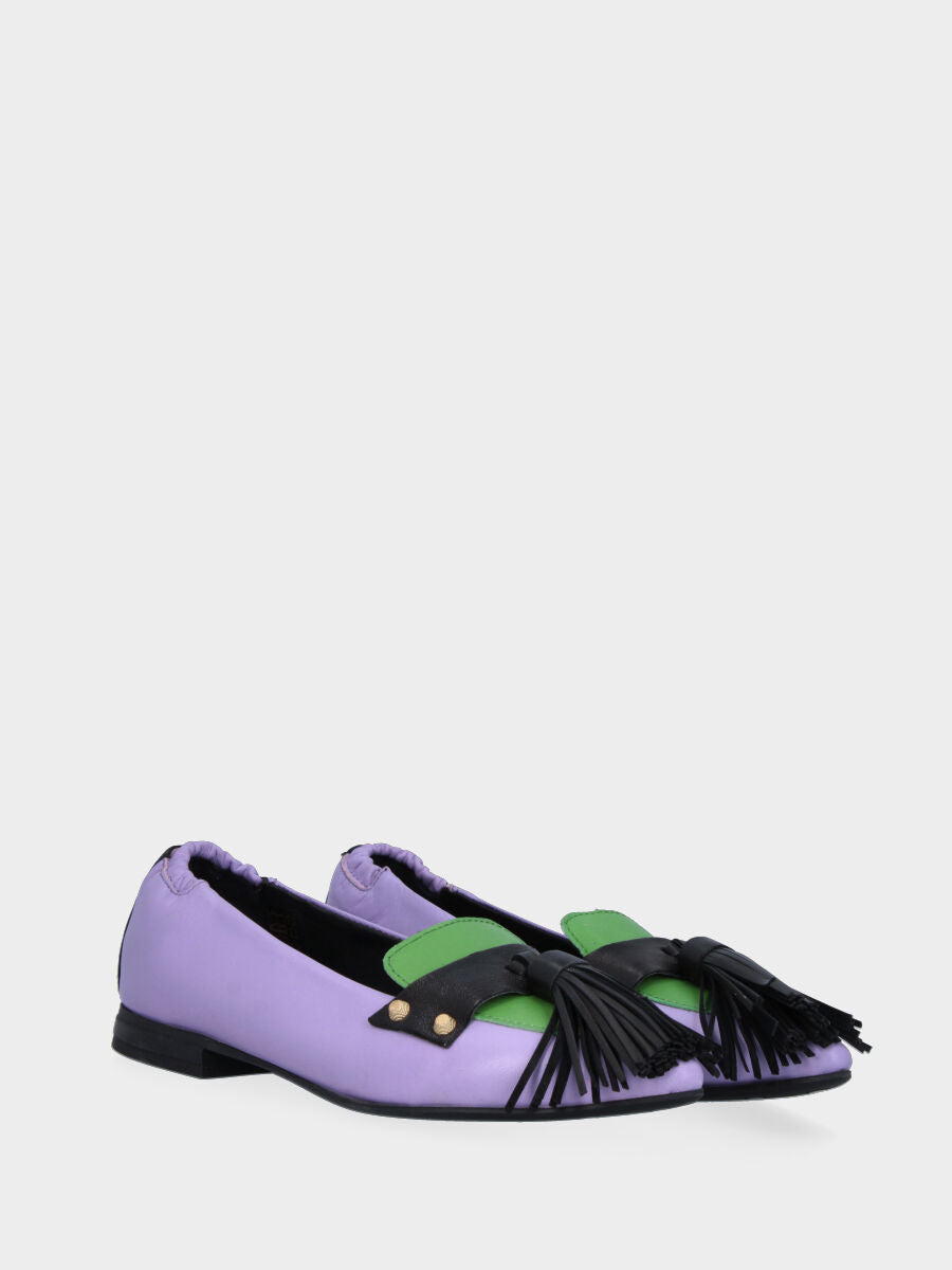 Mocassin lilas en cuir avec bout vert et longues pampilles
