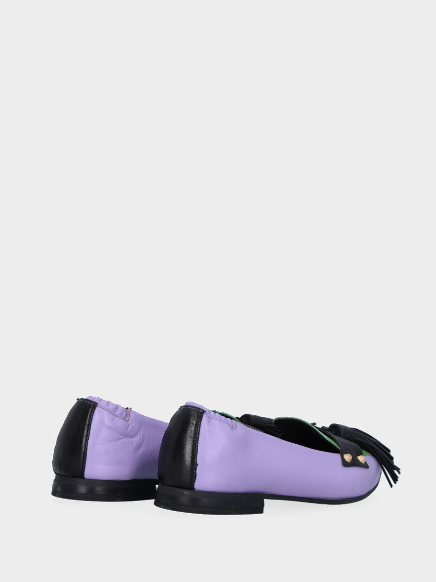Mocassin lilas en cuir avec bout vert et longues pampilles