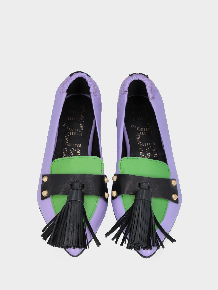 Mocassin lilas en cuir avec bout vert et longues pampilles