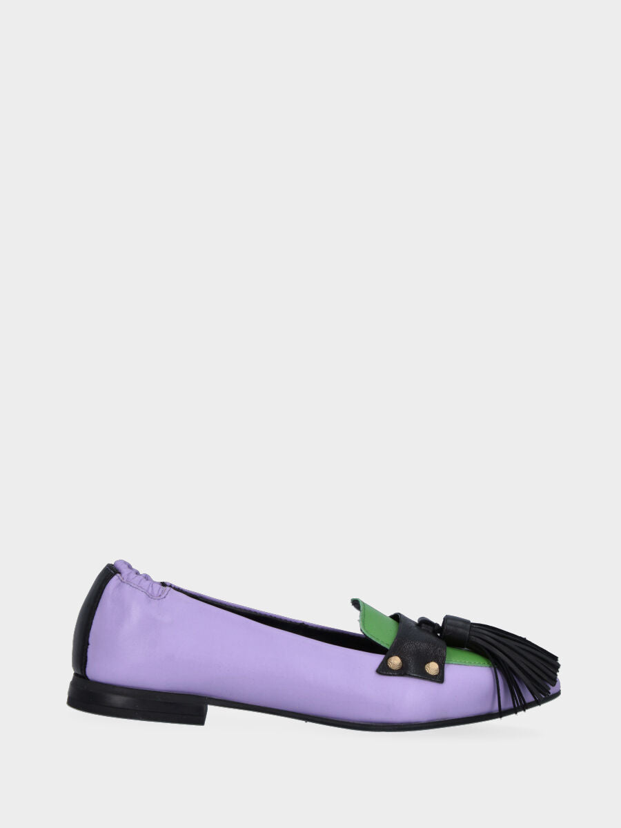 Mocassin lilas en cuir avec bout vert et longues pampilles