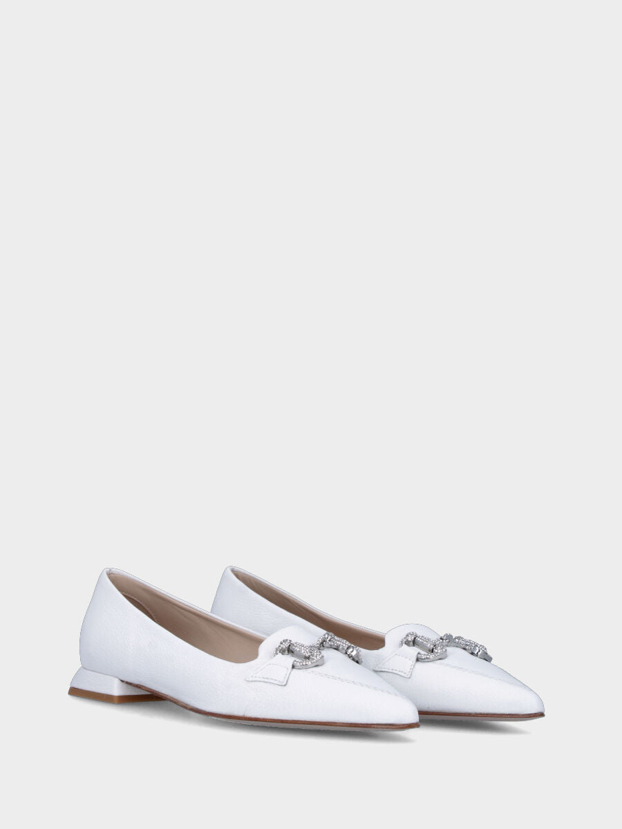 Mocassin blanc en cuir avec bout effilé et morsetton