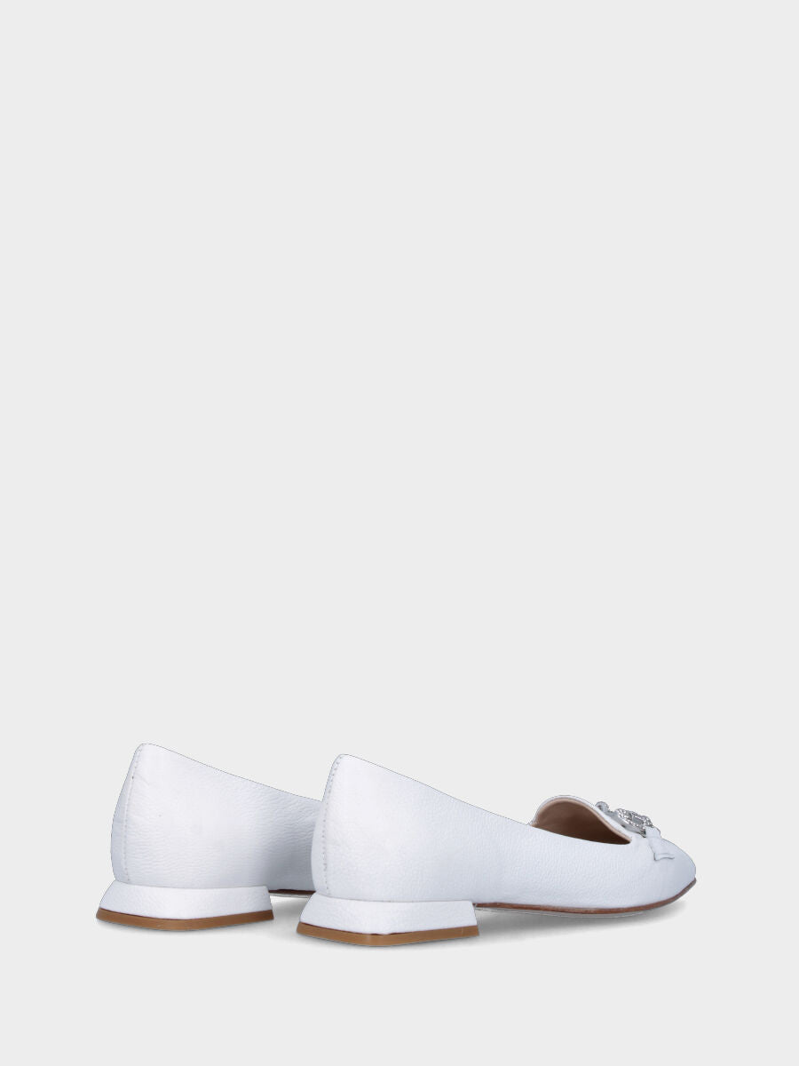 Mocassin blanc en cuir avec bout effilé et morsetton