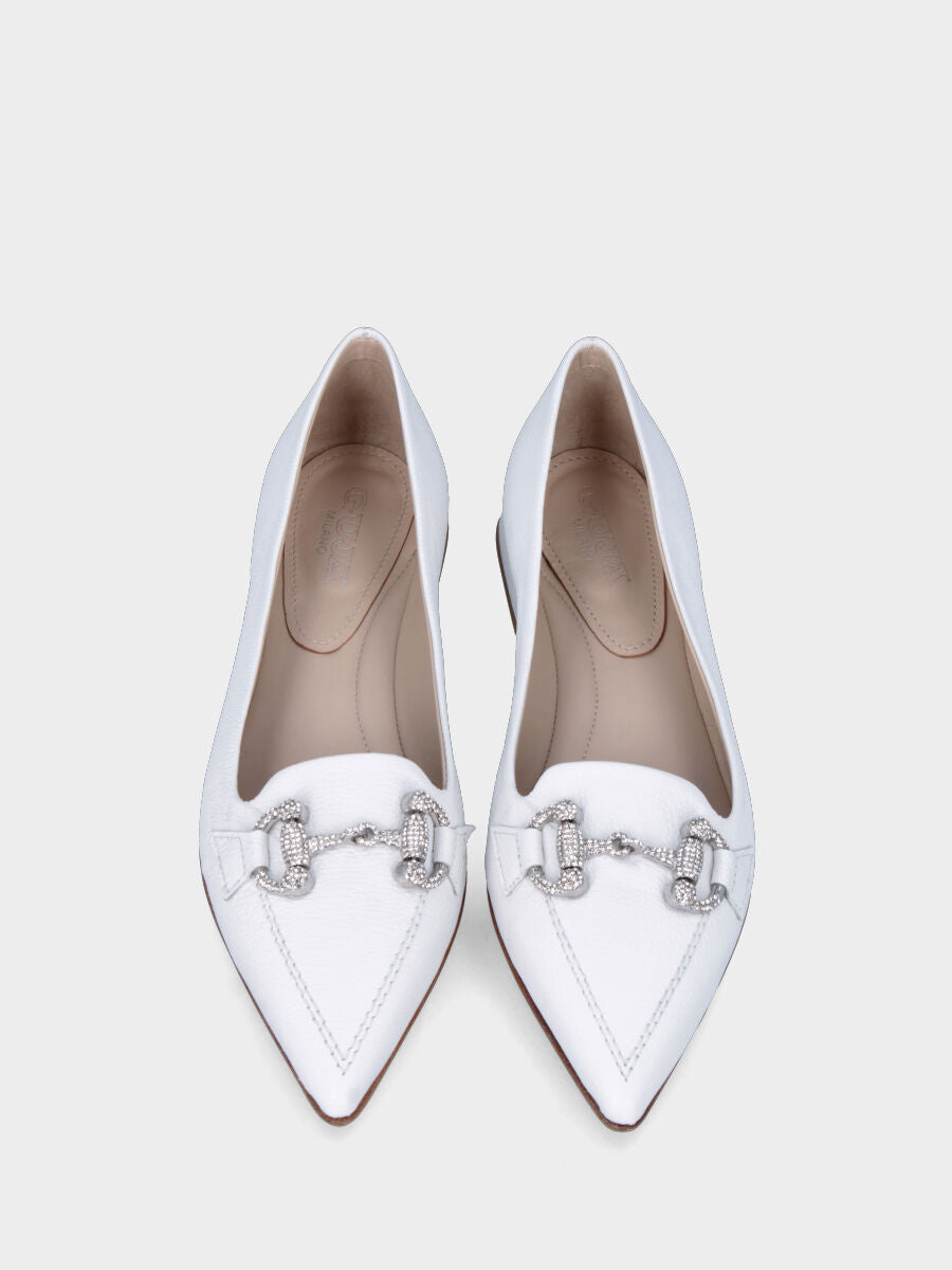 Mocassin blanc en cuir avec bout effilé et morsetton