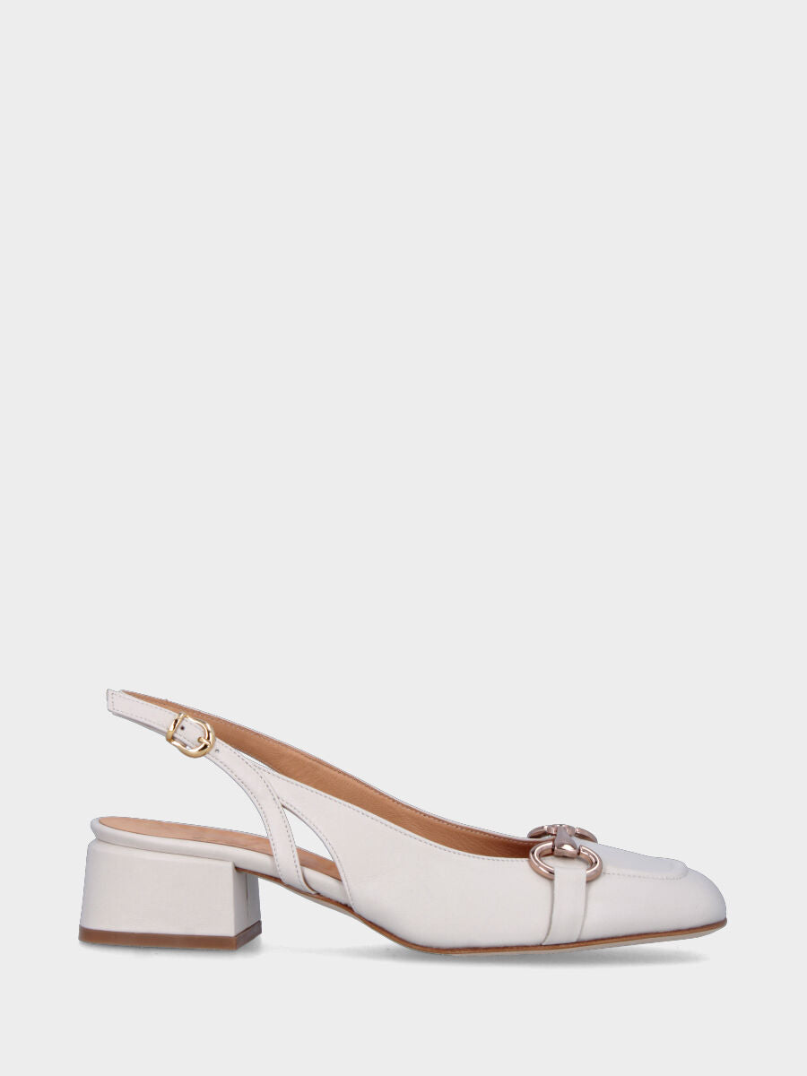 Décolleté bianca in pelle modello slingback con morsetto metallico