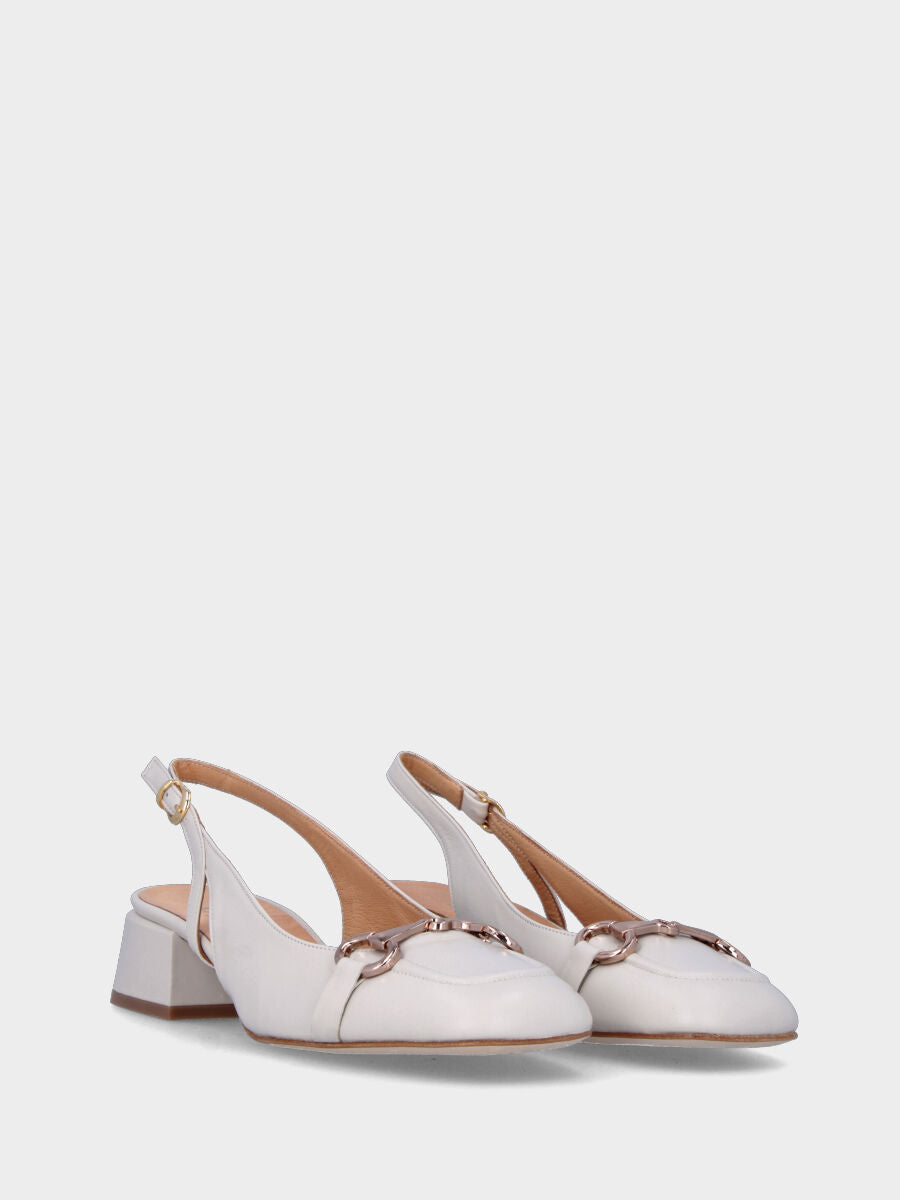 Décolleté bianca in pelle modello slingback con morsetto metallico