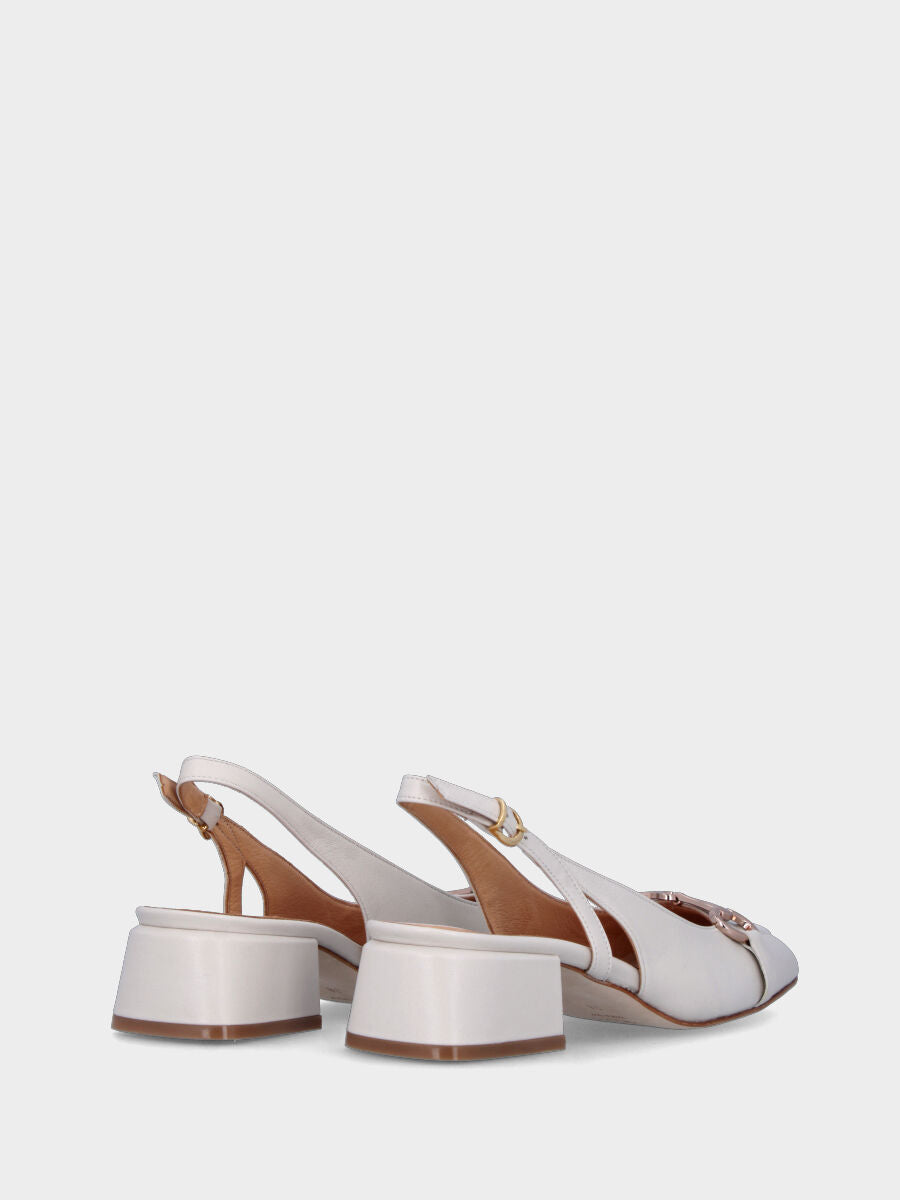 Décolleté bianca in pelle modello slingback con morsetto metallico