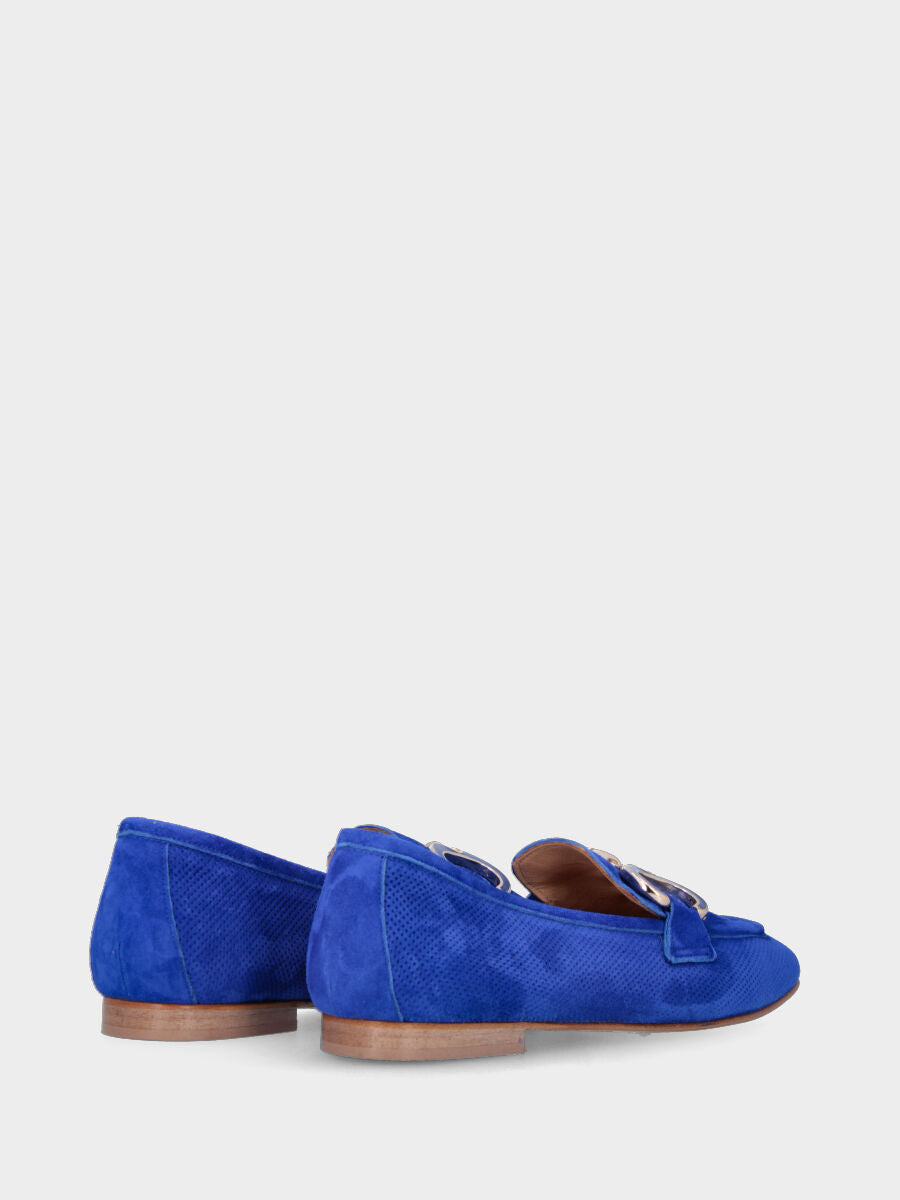 Mocassino blu in pelle con tomaia traforata