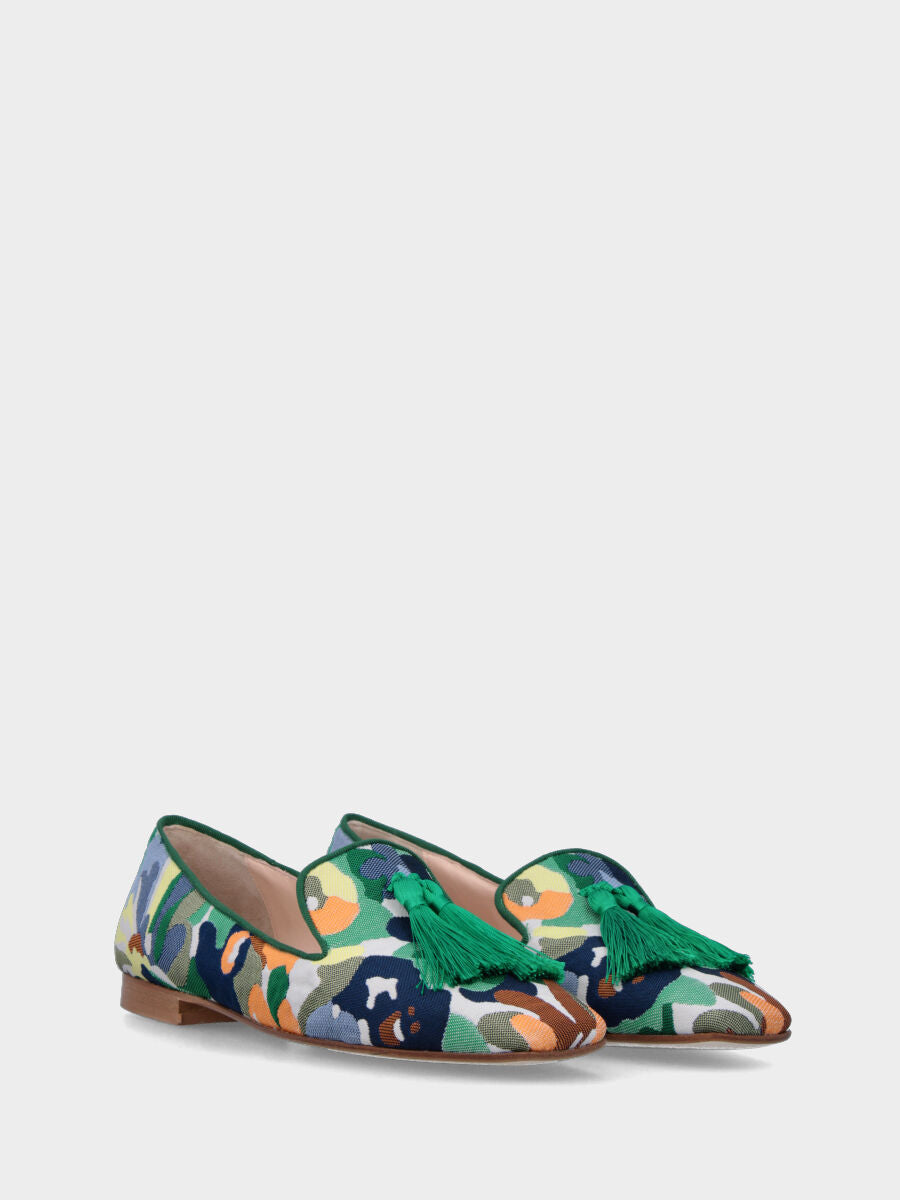 Pantofolina in tessuto blu con trama floreale e nappine