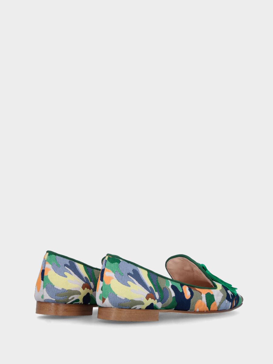 Pantofolina in tessuto blu con trama floreale e nappine