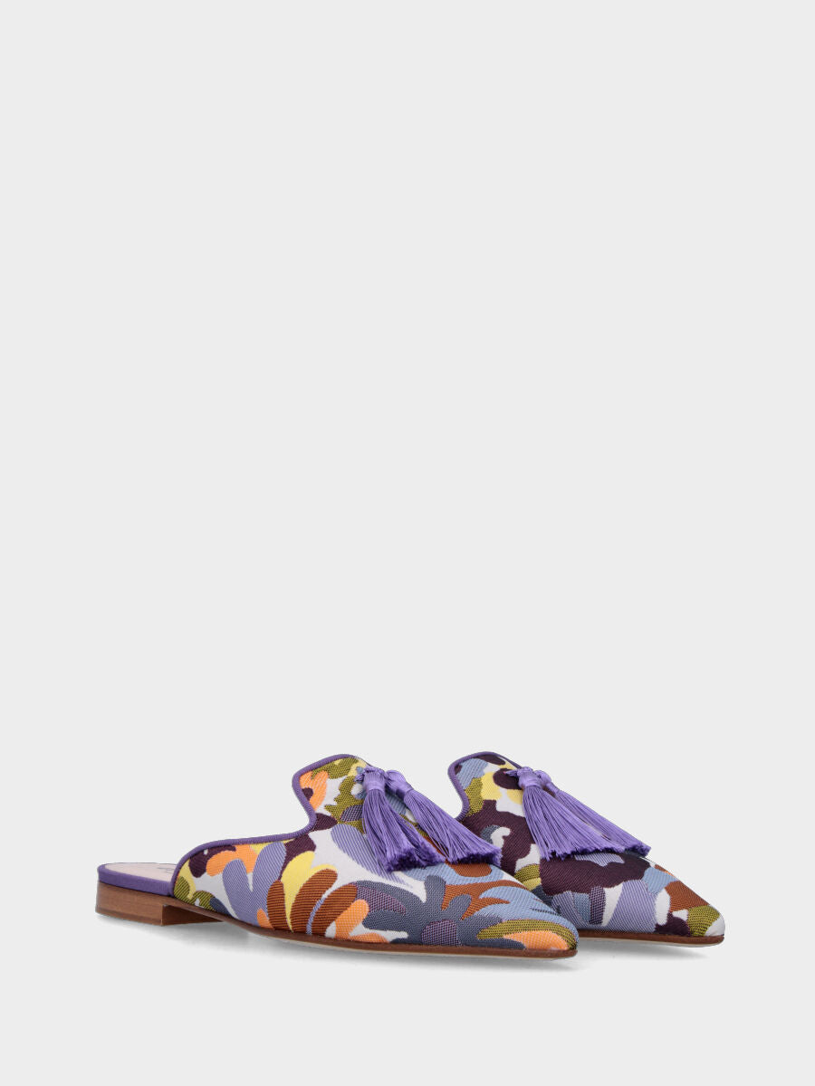 Sabot in tessuto viola con trama floreale e nappine