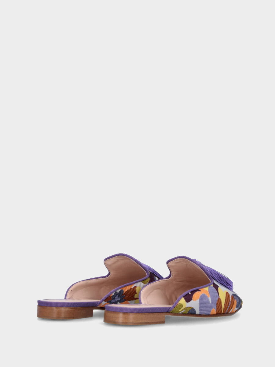 Sabot in tessuto viola con trama floreale e nappine