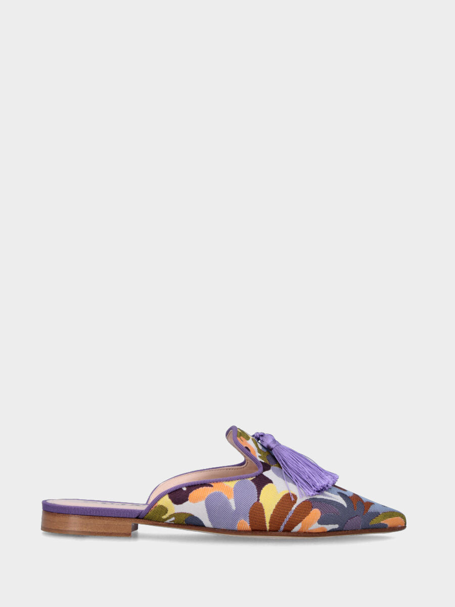 Sabot in tessuto viola con trama floreale e nappine