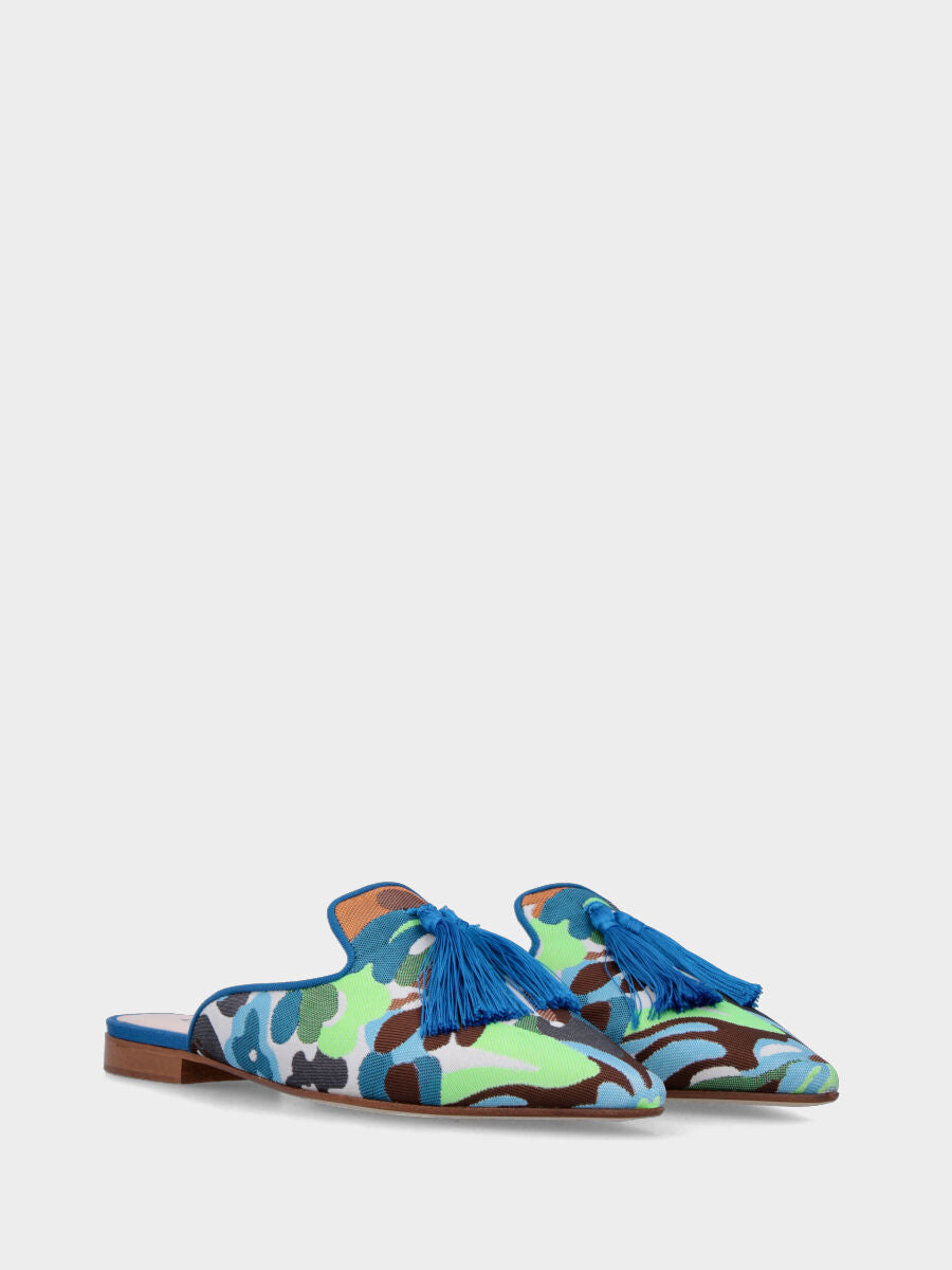 Sabot in tessuto blu con trama floreale e nappine